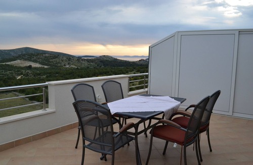 Grebastica Apartment | Two bedroom apartment with terrace and sea view Grebaštica, Šibenik (A-13365-a)