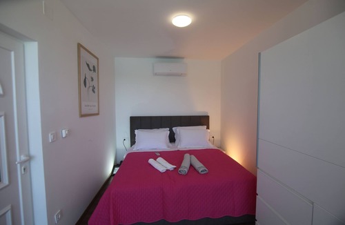 Betina Apartment | Two bedroom apartment with terrace and sea view Betina, Murter (A-21840-c)