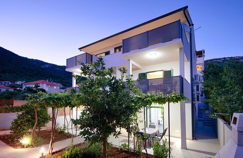 Komiza Apartment | Two bedroom apartment with terrace Komiža, Vis (A-9722-a)