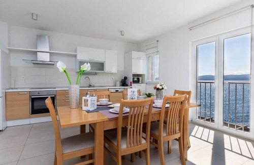 Medici Apartment | Two bedroom apartment with a swimming pool by the beach Medići, Omiš (A-25214-d)