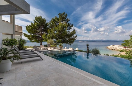 Medici Apartment | Two bedroom apartment with a swimming pool by the beach Medići, Omiš (A-25214-e)