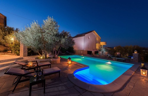 Susica Apartment | Two bedroom apartment with a swimming pool Murter (A-16655-d)