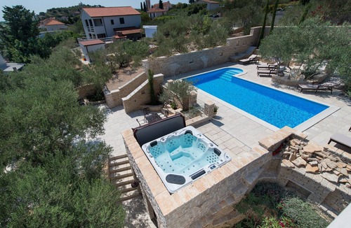 Susica Apartment | Two bedroom apartment with a swimming pool Murter (A-16655-d)