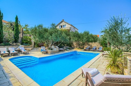 Susica Apartment | Two bedroom apartment with a swimming pool Murter (A-16655-d)