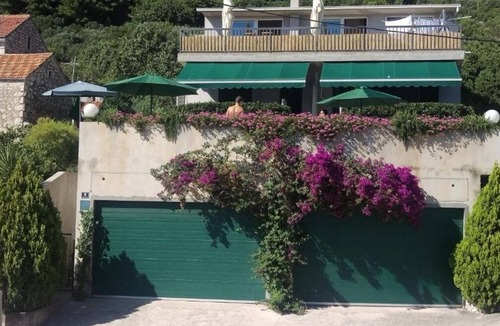 Brist Apartment | Two bedroom apartment with terrace and sea view Brist, Makarska (A-19737-a)