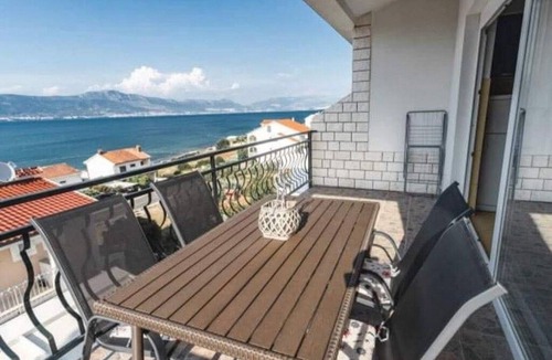 Municipality of Trogir Apartment | Two bedroom apartment with terrace and sea view Slatine, Čiovo (A-9433-b)
