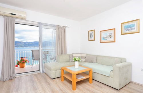 Arbanija Apartment | Two bedroom apartment with balcony and sea view Arbanija, Čiovo (A-15595-a)