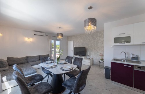 Arbanija Apartment | Two bedroom apartment with terrace and sea view Mastrinka, Čiovo (A-21601-a)