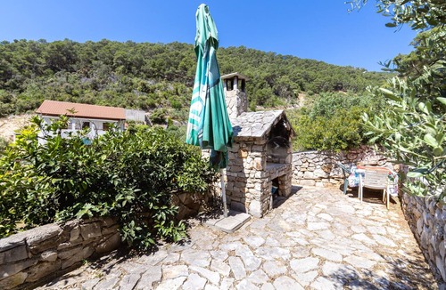 Gdinj Apartment | Two bedroom apartment with terrace and sea view Cove Torac (Hvar) (A-24462-a)