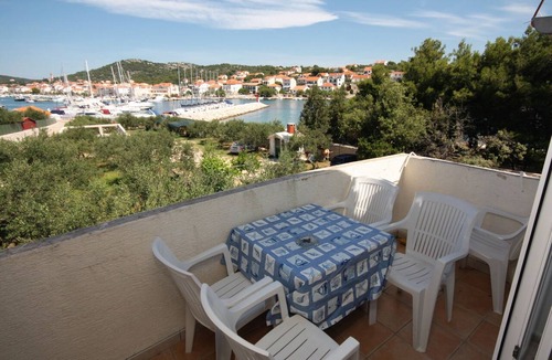 Jezera Apartment | Two bedroom apartment with balcony and sea view Jezera, Murter (A-9502-c)