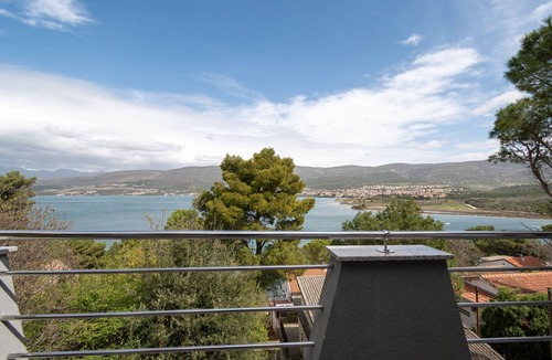Donji Karin Apartment | Two bedroom apartment with terrace and sea view Donji Karin, Novigrad (A-22350-b)