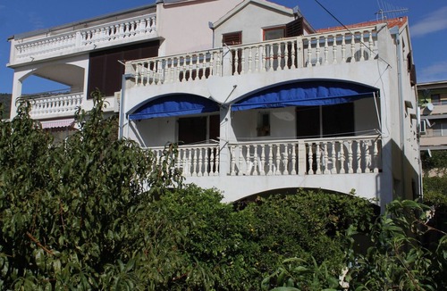 Komiza Apartment | Two bedroom apartment with terrace Komiža, Vis (A-8926-a)