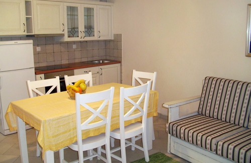 Komiza Apartment | Two bedroom apartment with terrace Komiža, Vis (A-9247-b)