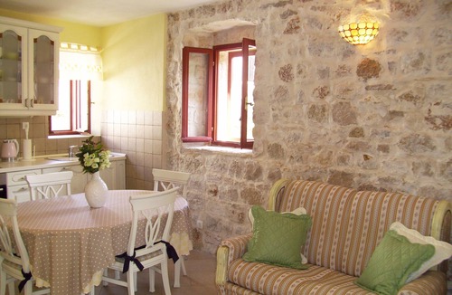 Komiza Apartment | Two bedroom apartment with terrace Komiža, Vis (A-9247-a)