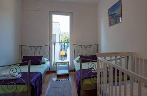 Cove Makarac (Milna) Apartment | Two bedroom apartment with balcony and sea view Milna, Brač (A-21179-b)