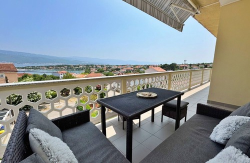 Silo Apartment | Two bedroom apartment with terrace and sea view Šilo, Krk (A-18667-a)