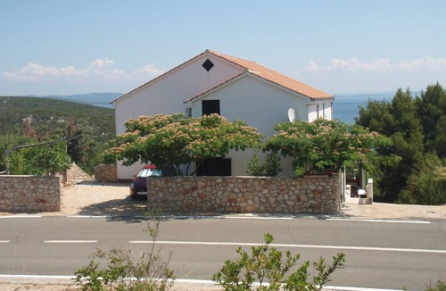 Zman Apartment | Two bedroom apartment with balcony and sea view Žman, Dugi otok (A-24325-b)