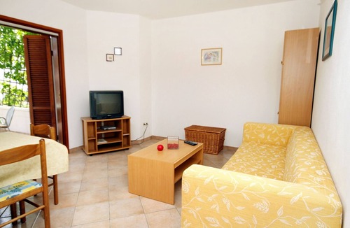 Ivan Dolac Apartment | Two bedroom apartment with terrace and sea view Ivan Dolac, Hvar (A-592-a)