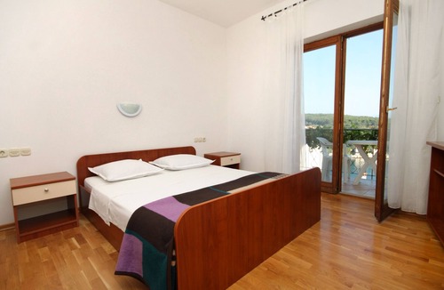 Island Hvar Apartment | Two bedroom apartment with terrace and sea view Jelsa, Hvar (A-8765-e)