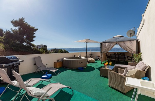 Omis Apartment | Two bedroom apartment with hot tub Omiš (A-20689-a)
