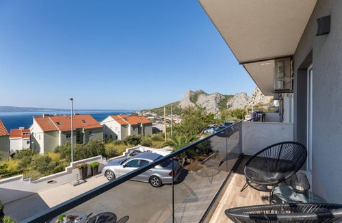 Omis Apartment | Two bedroom apartment with hot tub Omiš (A-20689-a)