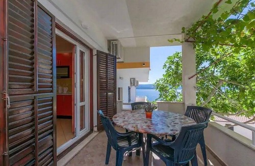 Ruskamen Apartment | Two bedroom apartment with terrace and sea view Lokva Rogoznica, Omiš (A-22069-b)