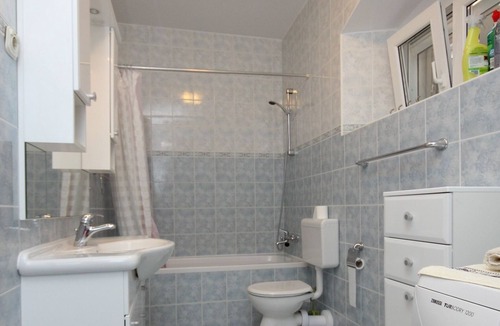 Sutomiscica Apartment | Two bedroom apartment with terrace and sea view Sutomišćica, Ugljan (A-8474-a)