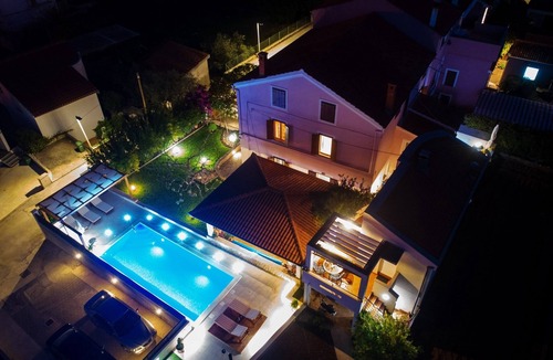 Preko Apartment | Two bedroom apartment with a swimming pool Preko, Ugljan (A-14163-b)