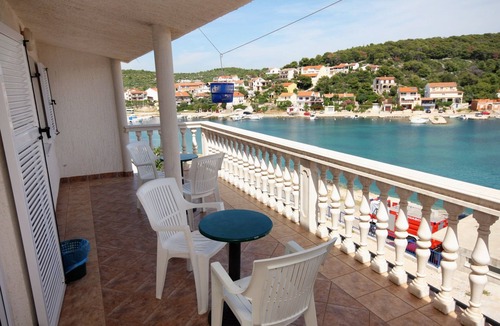Tijesno Apartment | Two bedroom apartment with terrace and sea view Tisno, Murter (A-5086-d)