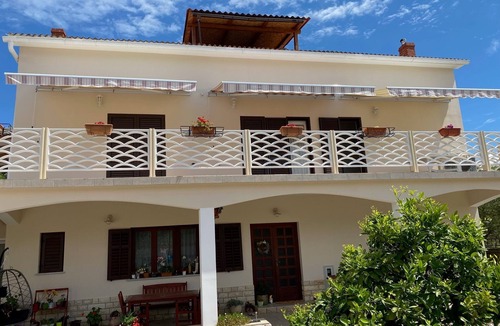 Lun Apartment | Two bedroom apartment with terrace and sea view Lun, Pag (A-11781-d)