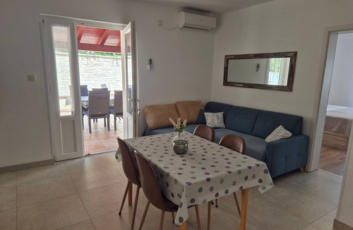 Rab Town Apartment | Two bedroom apartment with terrace and sea view Supetarska Draga - Donja, Rab (A-25344-b)
