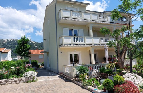 Mundanije Apartment | Two bedroom apartment with terrace Mundanije, Rab (A-4953-c)