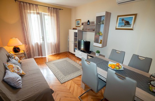 Banjol Apartment | Two bedroom apartment with balcony Rab (A-14515-a)