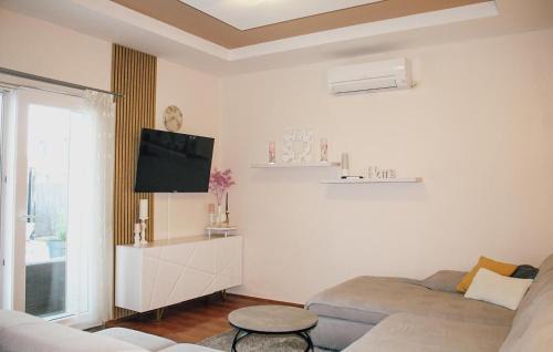 Neoric House | Two-Bedroom Holiday Home In Neoric