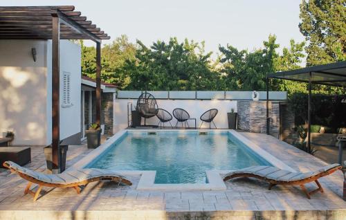 Neoric House | Two-Bedroom Holiday Home In Neoric