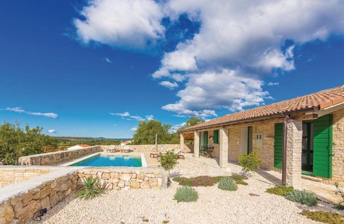 Pakostane House | Two-Bedroom Holiday Home in Vrana