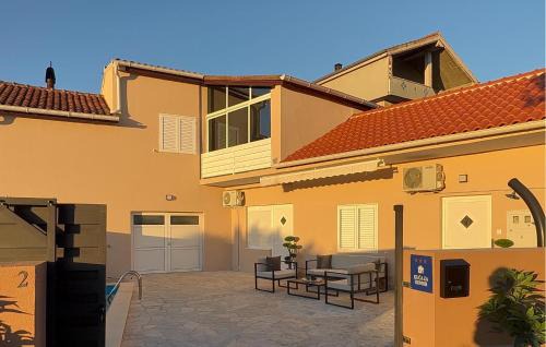 Krusevo House | Two-Bedroom Holiday Home Krusevo With An Outdoor Swimming Pool 04