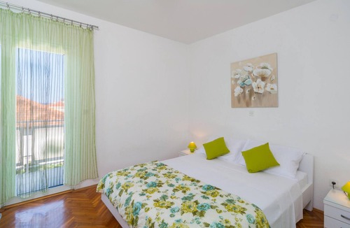 Hvar Apartment | Two functionally furnished apartments in the immediate vicinity of a pebble beach, which you can rea