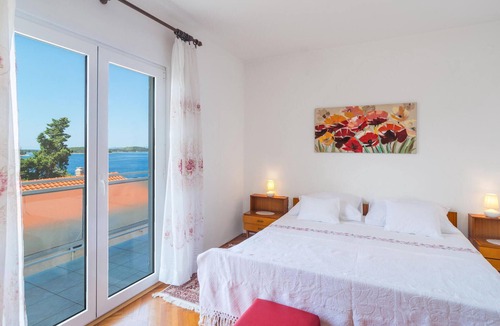 Hvar Apartment | Two functionally furnished apartments in the immediate vicinity of a pebble beach, which you can rea