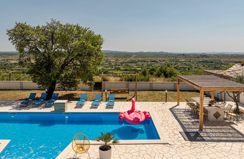 Benkovac Villa | Uniqe Villa-V with a large pool