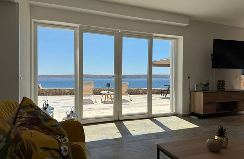 Lukovo Sugarje House | Vacation home Alessandro with whirlpool, directly by the sea