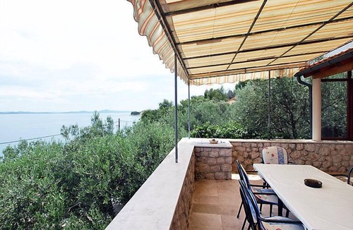 Mali Iz House | Vacation home Mirta by Interhome