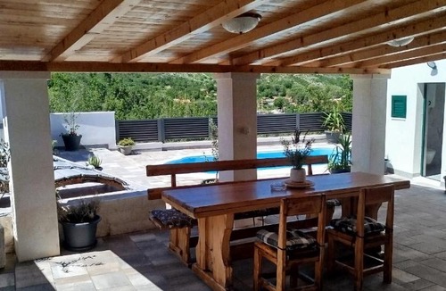 Ljubitovica Villa | Vacation house Luce with private pool near Trogir