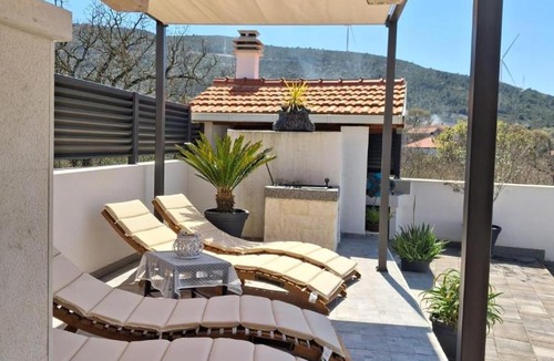 Ljubitovica Villa | Vacation house Luce with private pool near Trogir