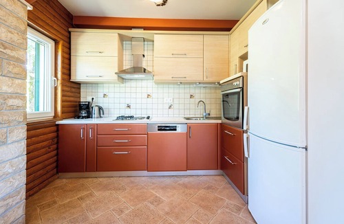 Vrlika House | Vacation house with 4-bedrooms, jacuzzi, gym and huge garden