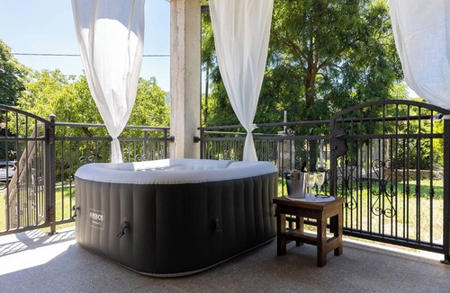 Vrlika House | Vacation house with 4-bedrooms, jacuzzi, gym and huge garden