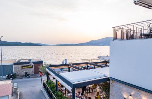 Okrug Gornji Apartment | Vagabundo beachfront apartment 1 - Luxury - Sea views - Free parking