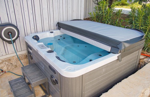 Drage Villa | Vanellus Villas Sleeps 6 with Jacuzzi
