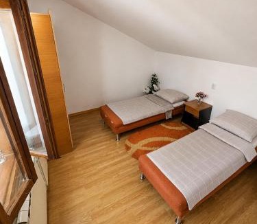 Braila House | Vilă Spațioasă, 4 dormitoare, zonă centrală, lângă Shopping Park Brăila
