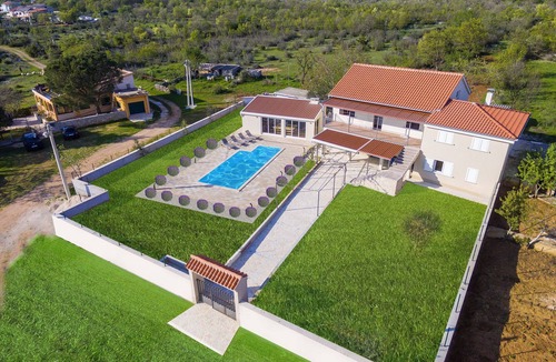 Vinjerac House | Vila Dida Moj with 4 bedrooms is set in Slivnica and features an outdoor pool.